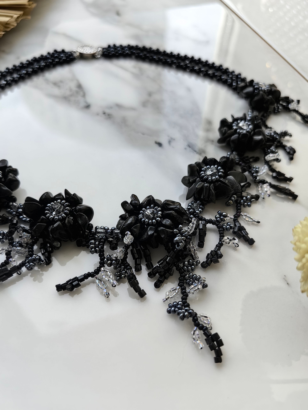 Колье "Цветы" ручной работы из бисера с камнем агат и кристаллами Swarovski