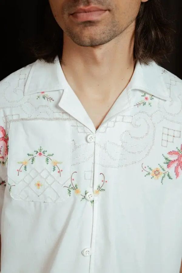 Рубашка Укороченная с Вышитыми Цветами - фото 3