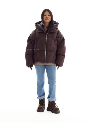 Объемный шоколадный пуховик со съемной манишкой-капюшоном