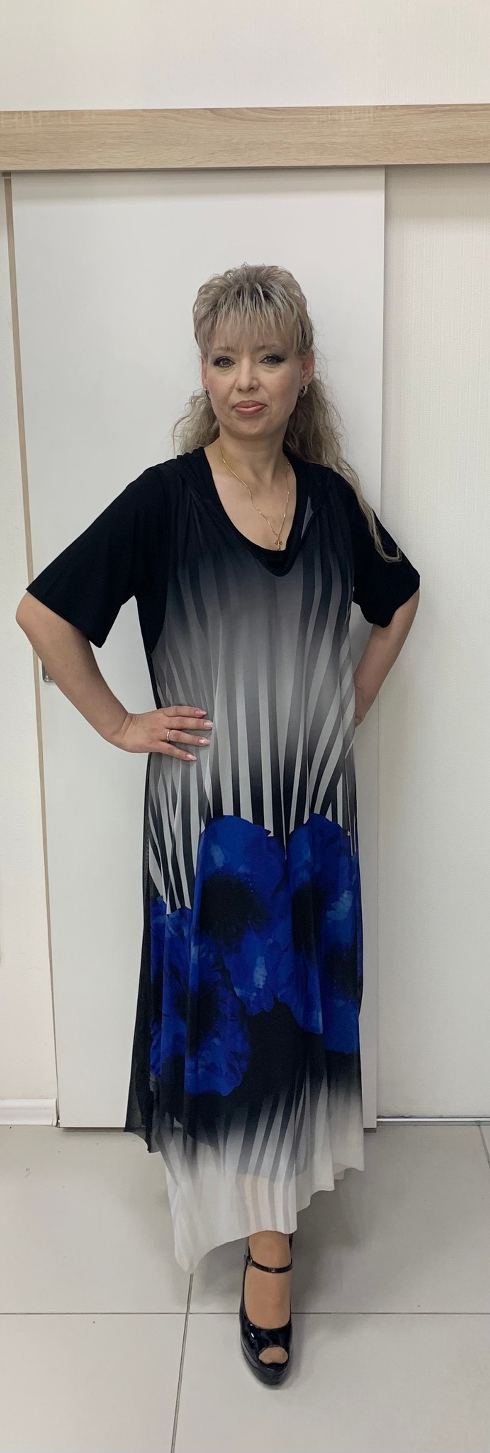 Летнее длинное платье-двойка с оригинальным принтом