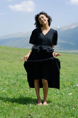 Платье с V-вырезом и поясом-баской из черной крапивы