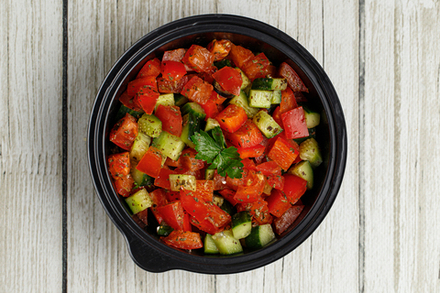 Салат из свежих овощей с заправкой на выбор 300гр.