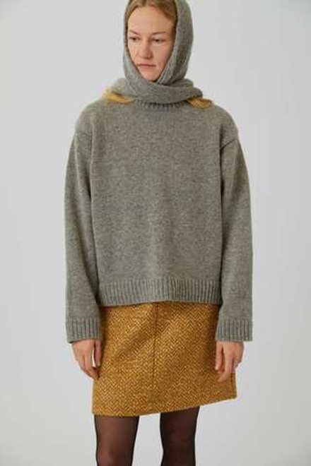 Шарф с капюшоном серого цвета