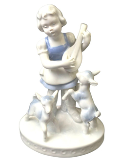 Статуэтка "Поющая девушка с лютней и ягнятами" Gerold & Co