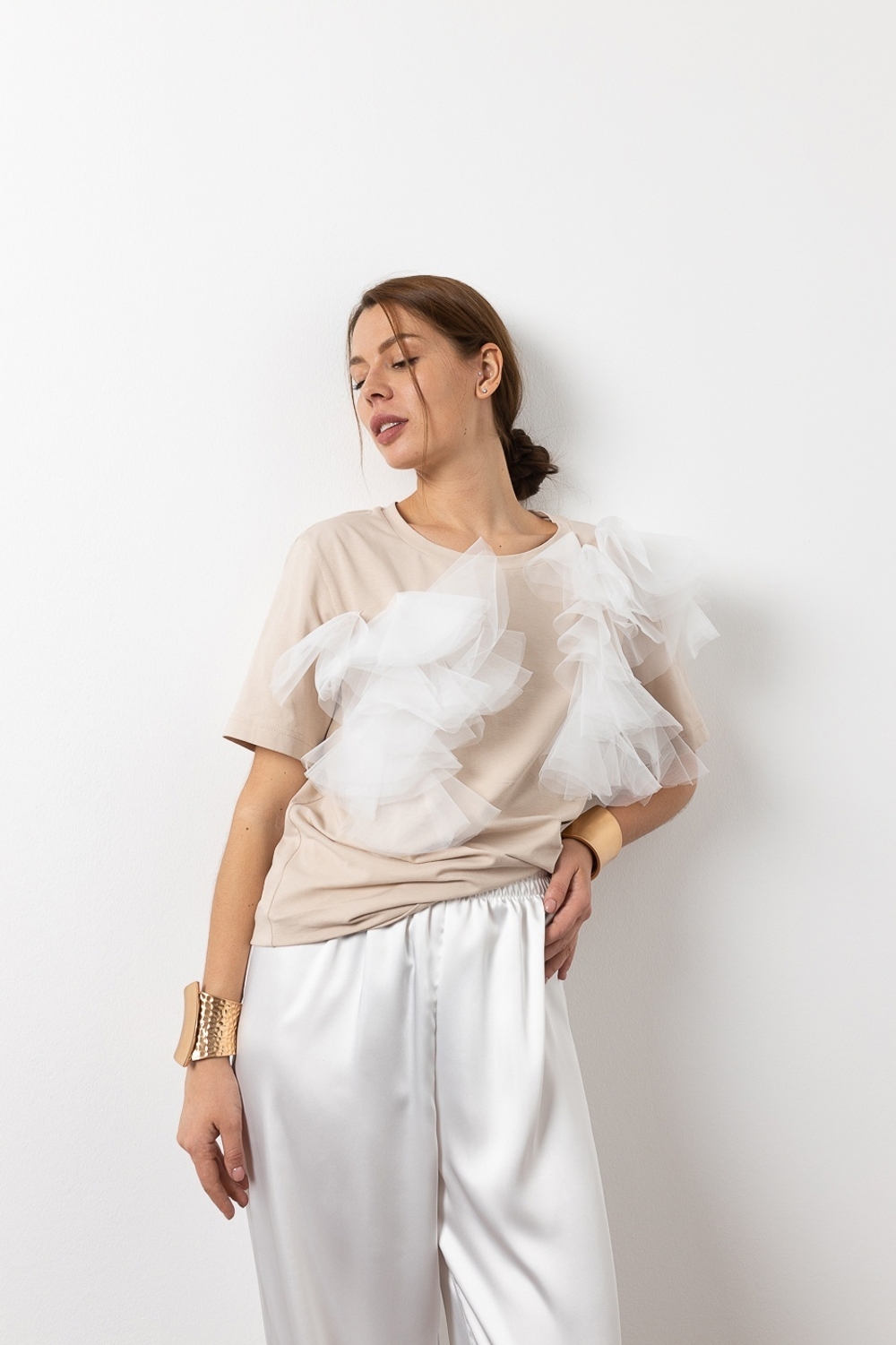 Не базовая футболка в бежевом оттенке с нежным декором