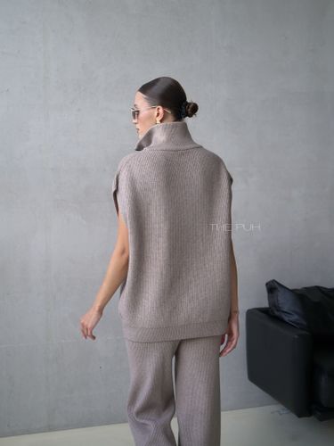 Костюм из жилета и брюк в цвете капучино