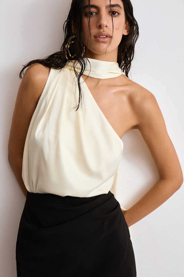 Топ на одно плечо из сатина