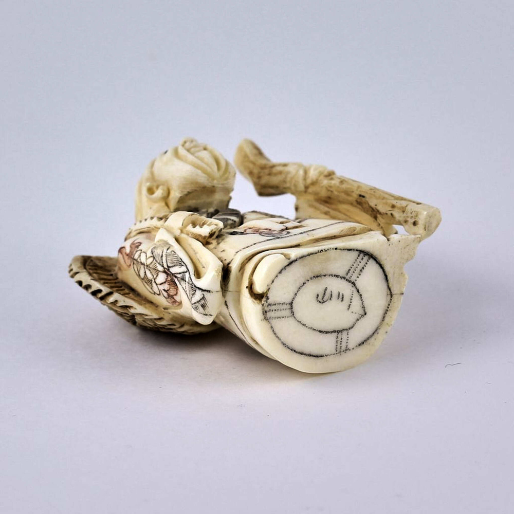 Нэцкэ Дзюродзин с посохом и волшебной шляпой