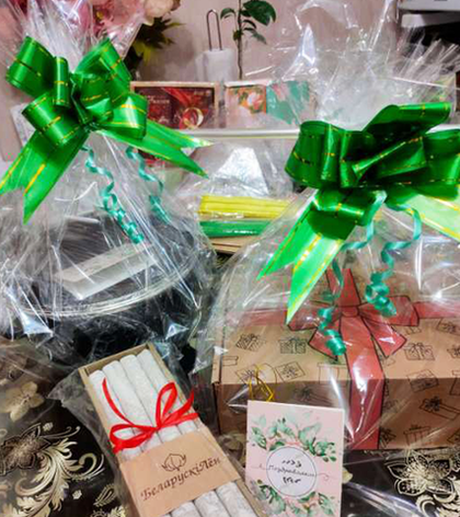 Бант-бабочка с тиснением в золотую полоску, цвет зеленый, ширина ленты 4,5 см.