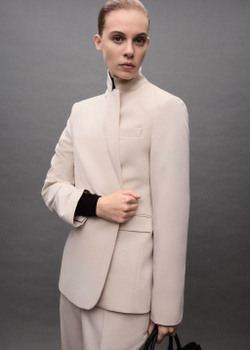 Костюмный приталенный блейзер