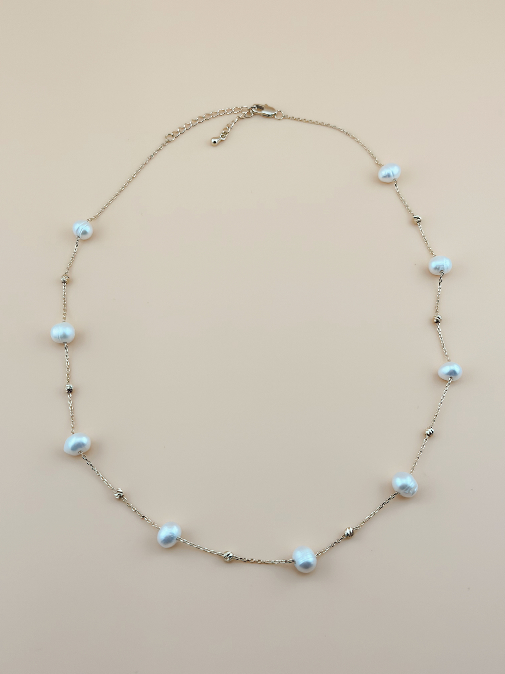 Колье из жемчуга на цепочке