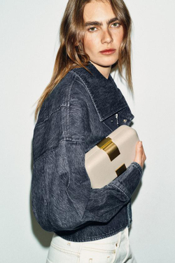 ZARA КЛАТЧ С МЕТАЛЛИЧЕСКОЙ ДЕТАЛЬЮ, ЭКРЮ