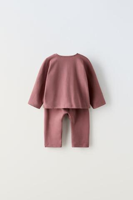 ZARA КОМПЛЕКТ ИЗ ФУТБОЛКИ И ДЖОГГЕРОВ, ТЕМНО-РОЗОВЫЙ
