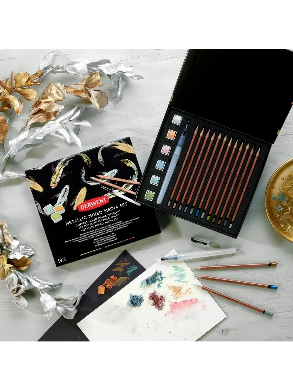 Подарочный набор карандашей и акварельных красок