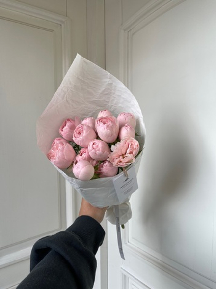 Кулек из кустовой пионовидной розы