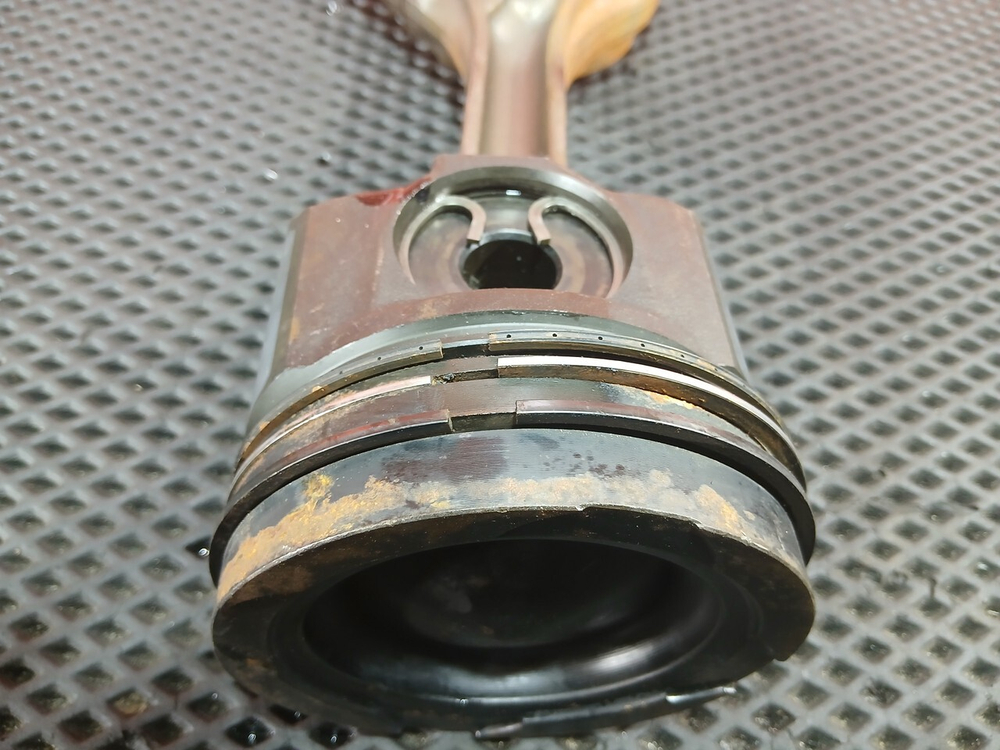 Поршень с шатуном 2020г.