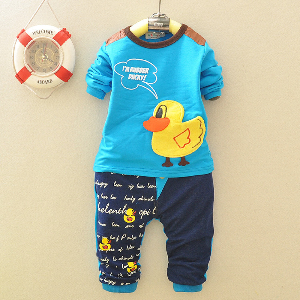 Костюм из лонгслива и брюк с изображением утенка