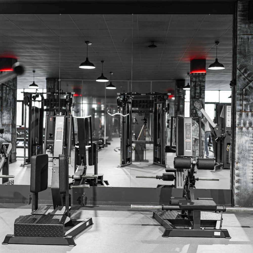 D982 Разведение ног стоя, рычаги серые*