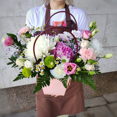 Композиция в сумочке с пионом