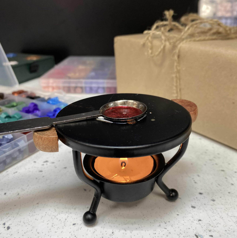 Крафт с сургучной печатью. Услуга по упаковке подарка.