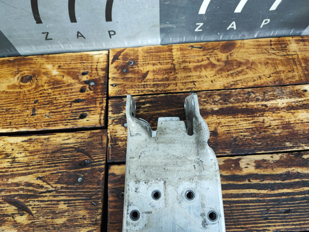 Кронштейн усилителя бампера правый MINI Hatch (F55/F56)  Б/У Оригинал 51117406390