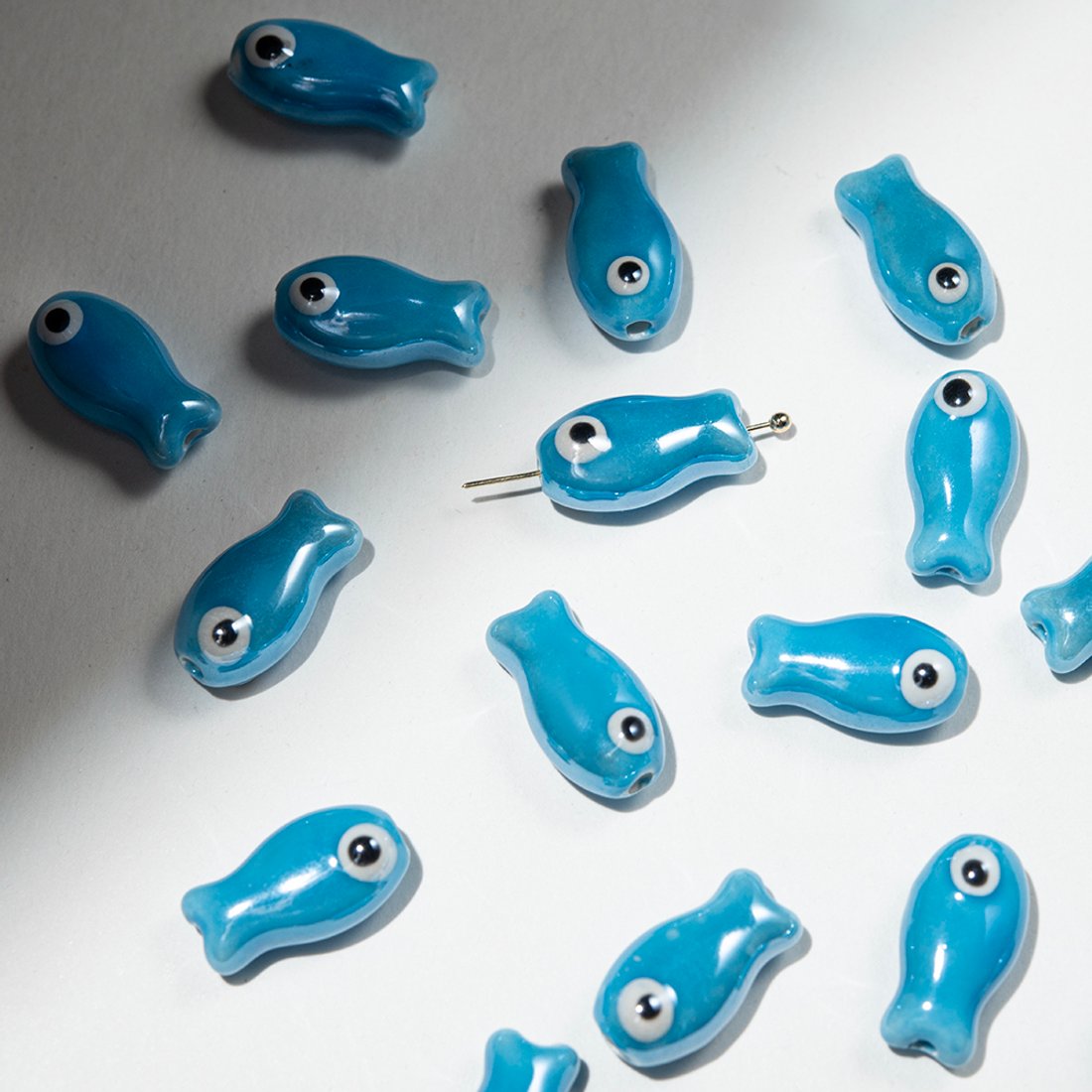 Бусина в форме рыбки, 18,5*10мм, ярко-голубая, глазурированный фарфор