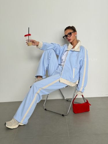 Голубой спортивный костюм с лампасами