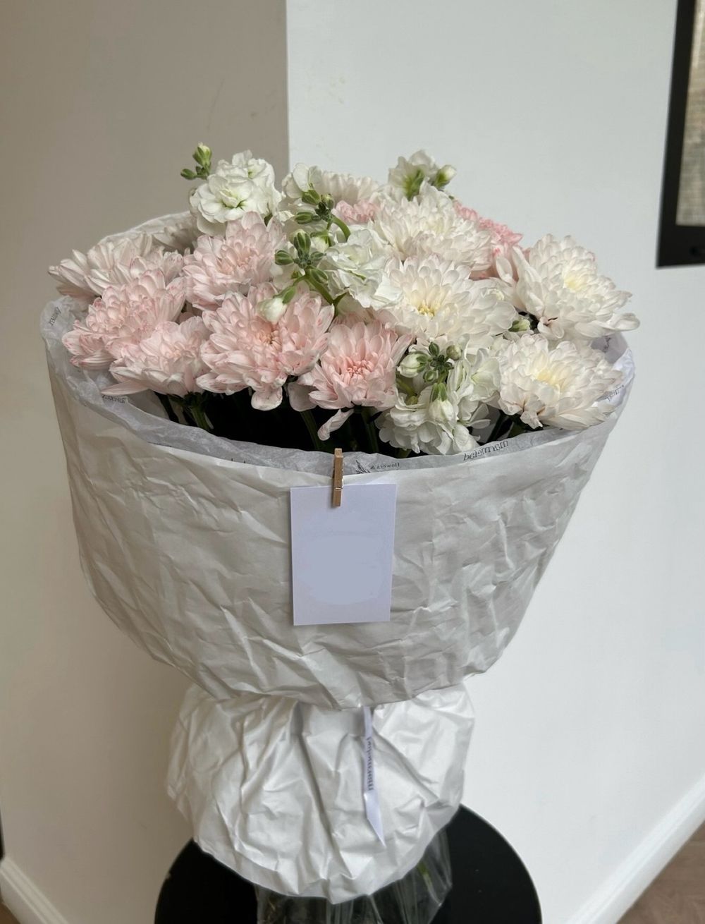 Авторский букет из хризантемы и маттиолы