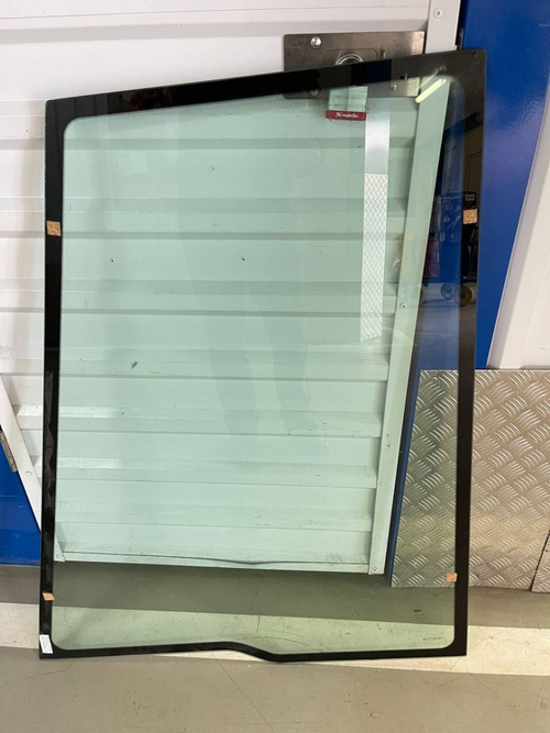 Стекло двери верхнее левое JCB 827/30566, 827/20266, 827/80172