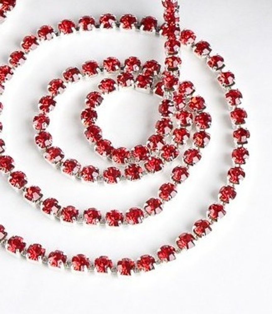 Цепь со стразами, ss 8, ш. 2,4 мм, красный в серебряной оправе