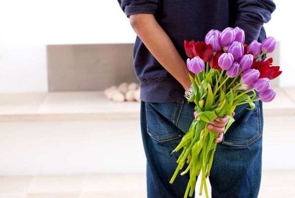 Как красиво подарить букет цветов понравившейся девушке?