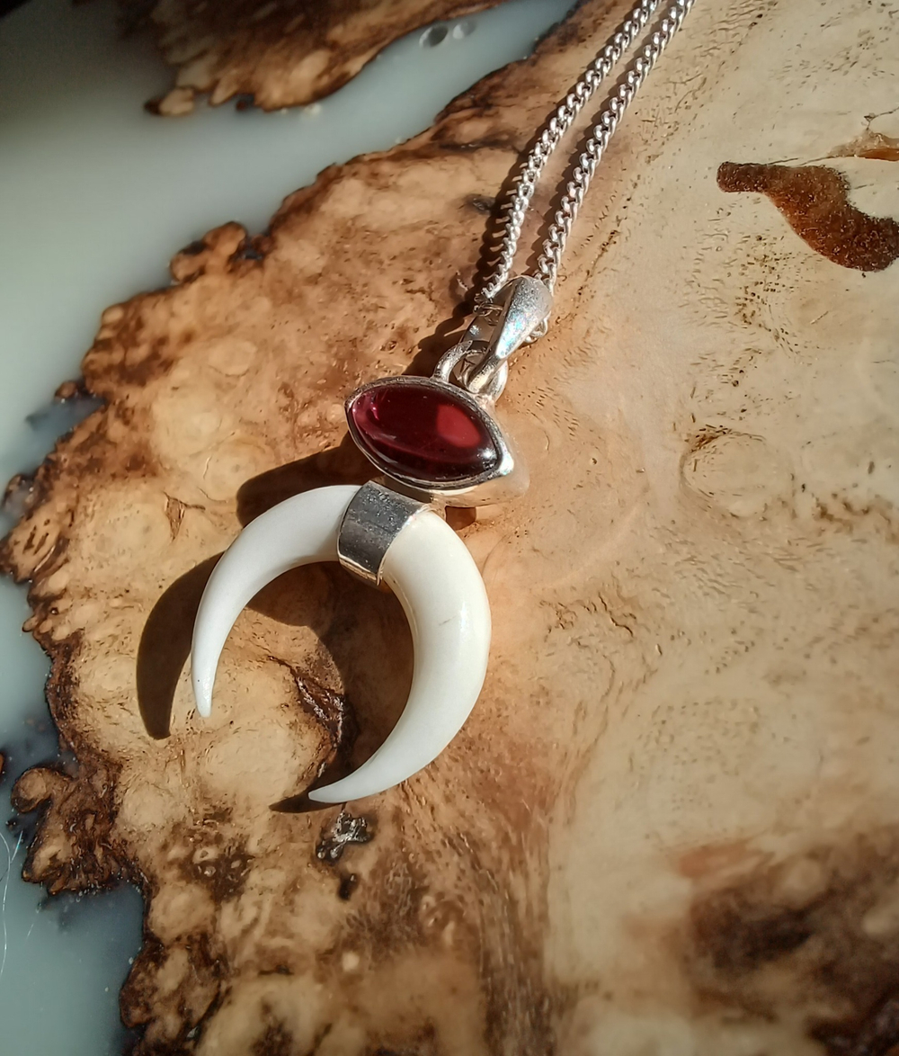 Подвеска ЛУННИЦА,  гранат/слоновая кость/ серебро