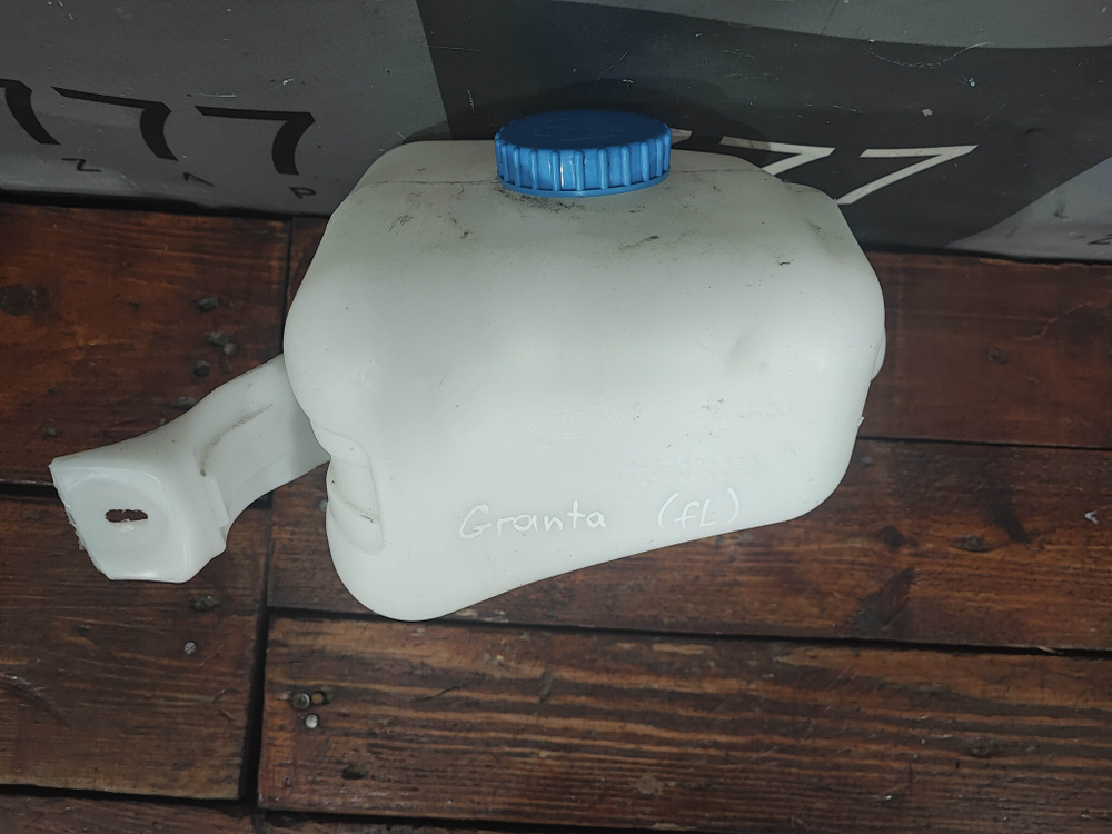 Бачок омывателя LADA Granta  Б/У Оригинал 21905208406