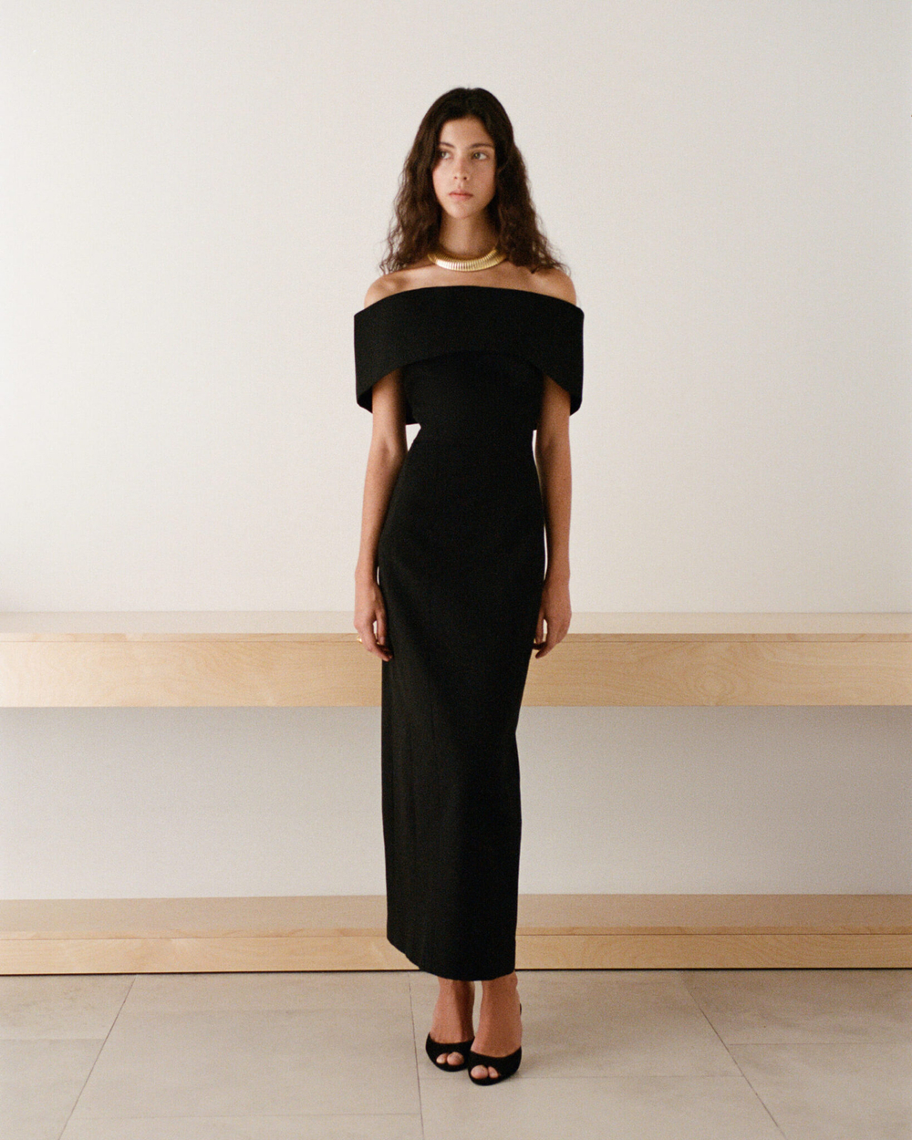 Платье с открытыми плечами