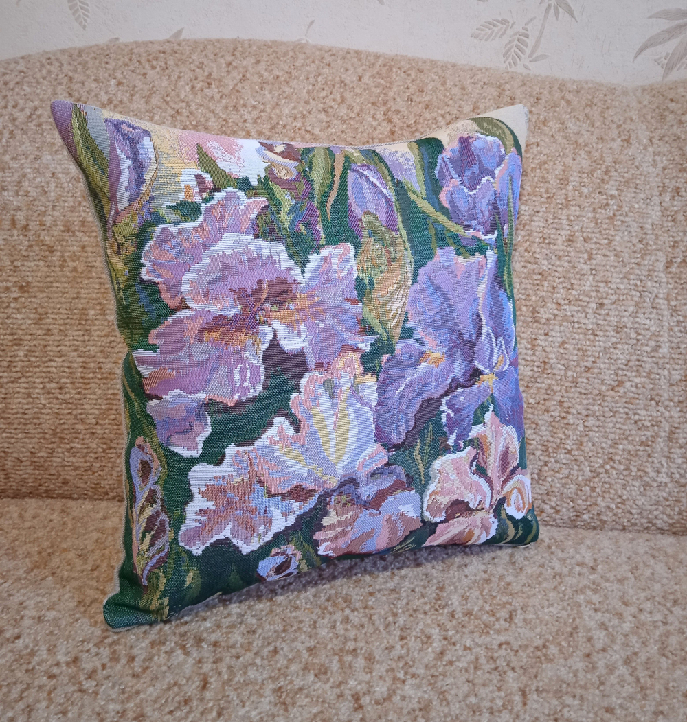 Декоративный гобеленовый чехол для интерьерной подушки Розово-сиреневые ирисы 34*34