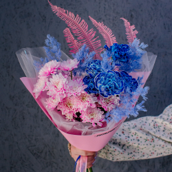 112. Стильный синий букет с розовой хризантемой