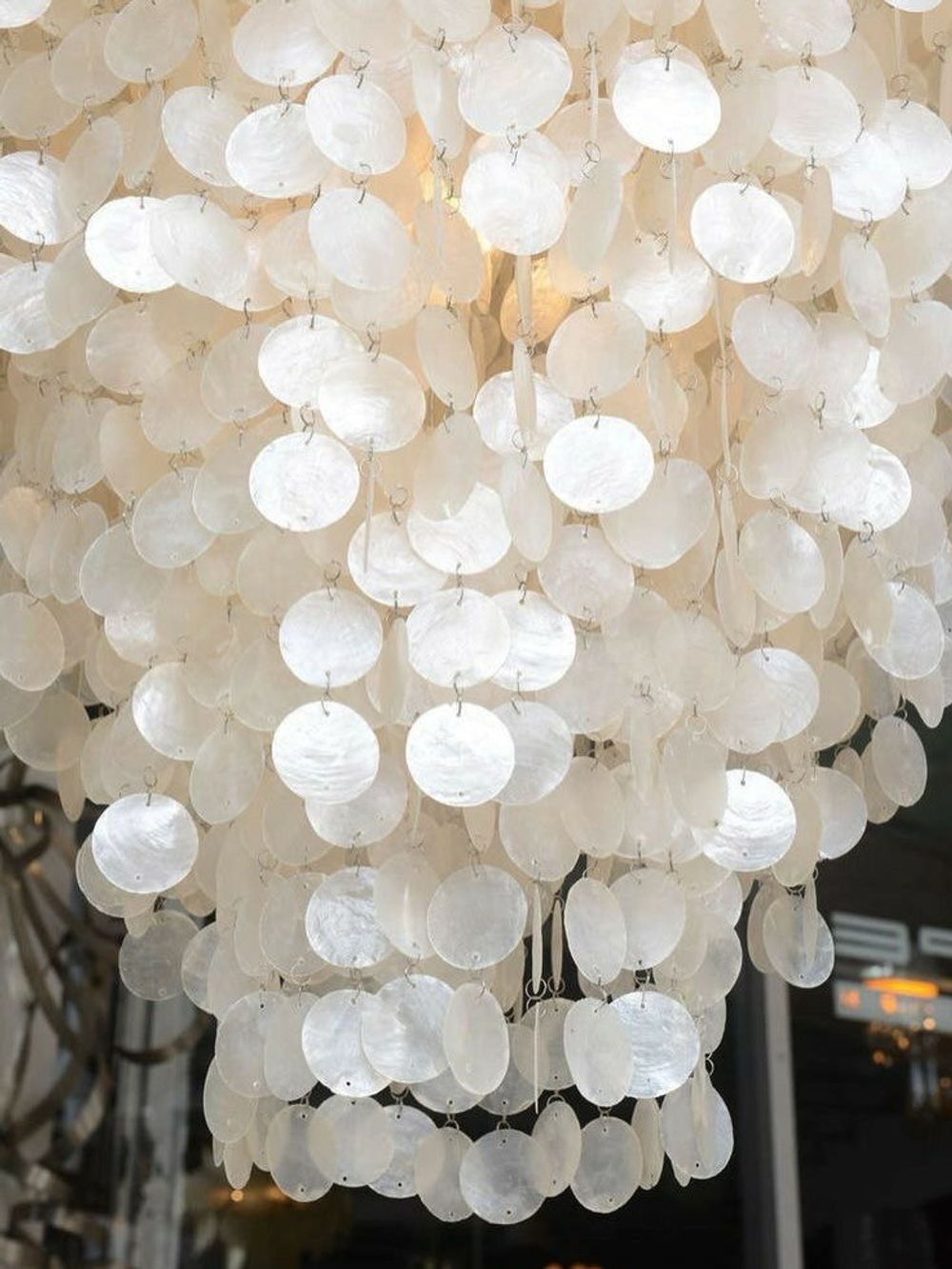 Люстра из ракушек в балтийском стиле