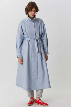 Объемный плащ из голубого льна