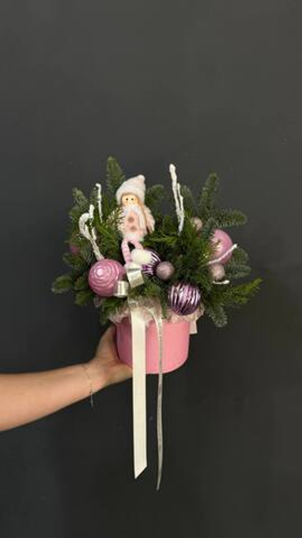 Новогодняя композиция из нобилиса с розовым декором