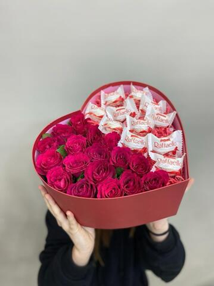 Подарочный набор Сердце с розами и рафаэлло