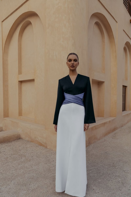 Платье макси сатиновое с разрезом спереди и драпированным поясом