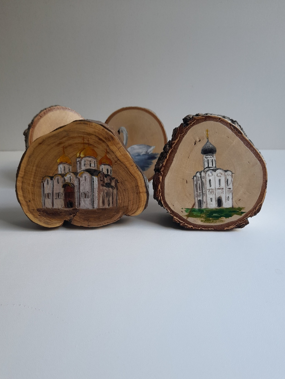 Панно миниатюры на подставке. Рисунки на спилах дерева