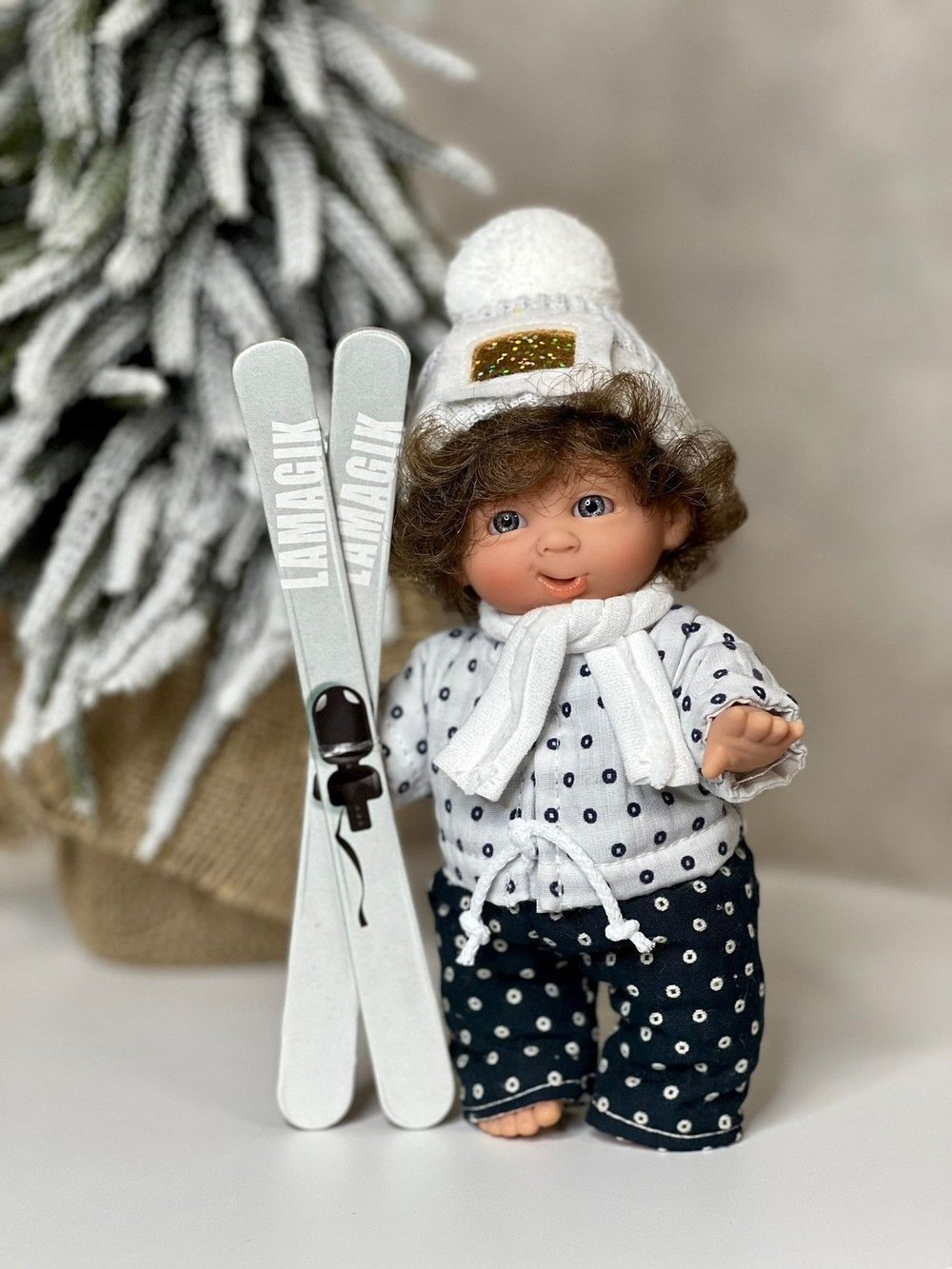 Кукла LAMAGIK виниловая 18см Gestitos Esquiador  (501A)