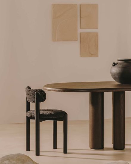 Nebai Стул из черной ткани букле и массива дуба с черной отделкой Испания La Forma