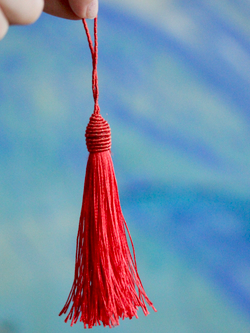 Кисточка подвеска для сердца шелковая красная