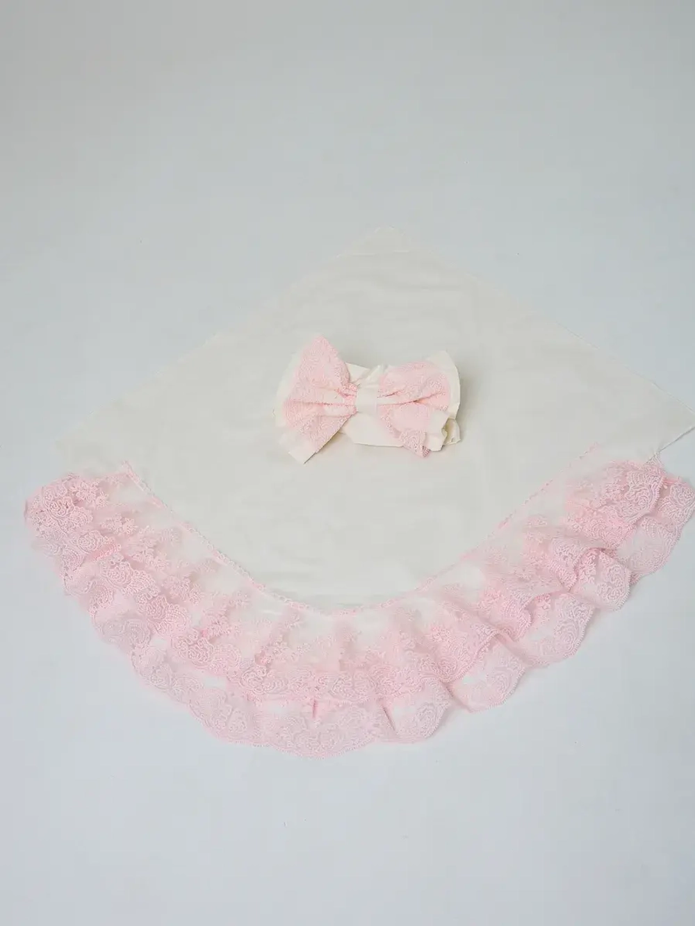 Кружевной уголок и бант на выписку