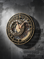 Настенные часы WOODandROOT Automaton Prague на бетонной стене с трещинами, мягкий боковой свет подчёркивает рельеф механизма