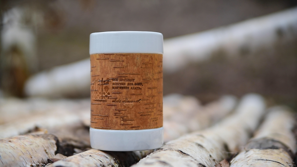 Кружка большая фарфоровая без ручки c берестой и с цитатами Толстого. Tolstoy forever.