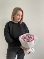 Букет 7 розовых пионов с добавление эвкалипта в оформлении