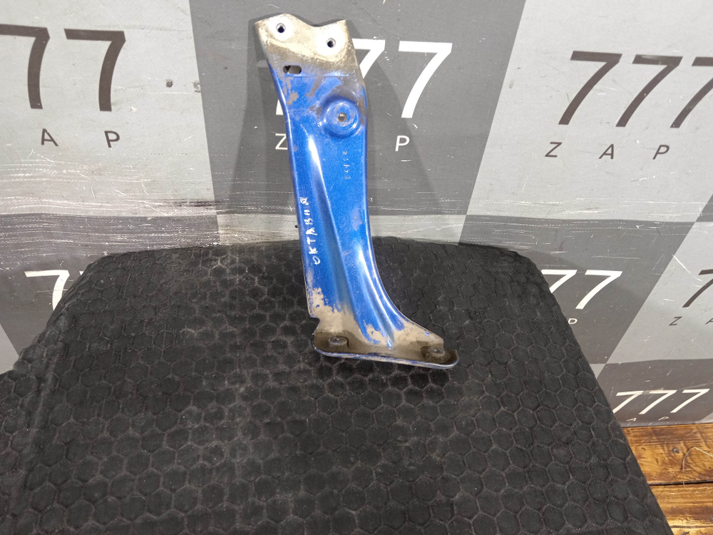 Кронштейн крыла переднего левого Skoda Octavia 3 (A7) 13-20 Б/У Оригинал 5E0821141A